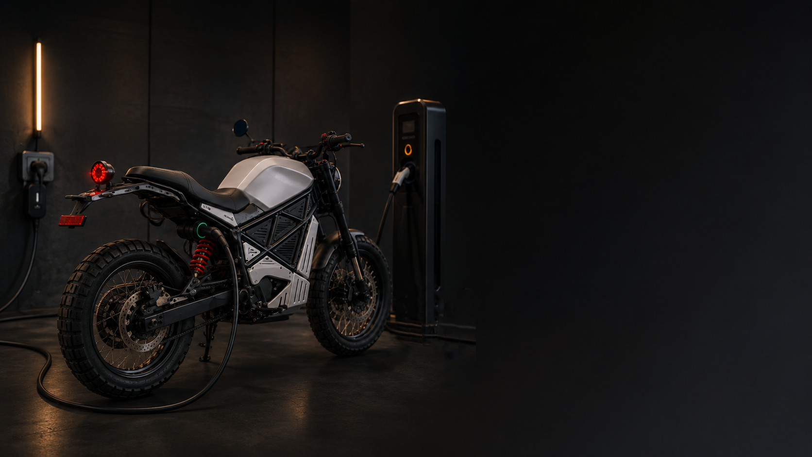 ScrAmper S1, підключений до зарядної станції у темному приміщенні